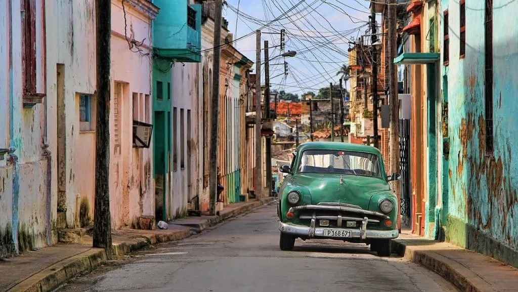 découvrez cuba, l'île enchanteresse des caraïbes, réputée pour ses plages de sable blanc, sa culture vibrante, son histoire fascinante et sa musique entraînante. explorez la havane, goûtez à la cuisine locale, et plongez dans l'ambiance unique de cette destination inoubliable.