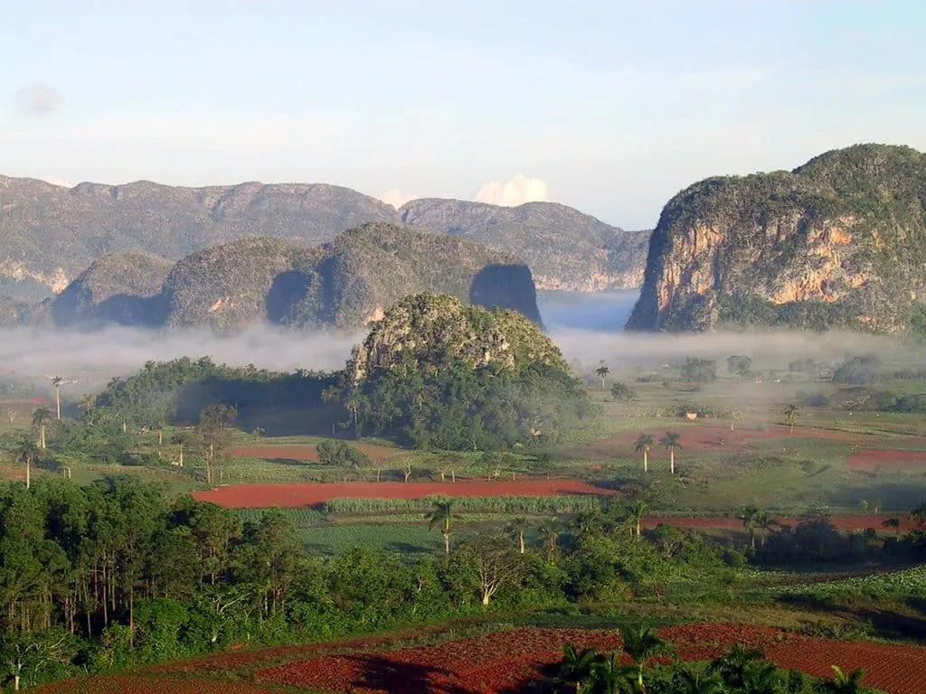 découvrez cuba, l'île enchanteresse aux plages de sable blanc, à la riche culture, à l'architecture colorée et aux rythmes de la salsa. explorez ses paysages variés, savourez une cuisine délicieuse et plongez dans l'histoire fascinante de cette destination unique des caraïbes.