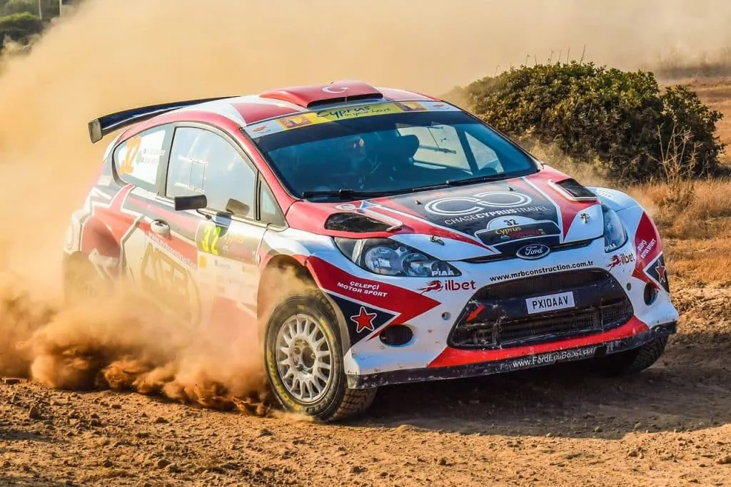 pilote de rallye : découvrez le métier et les compétences requises d'un professionnel de la conduite sportive hors route.