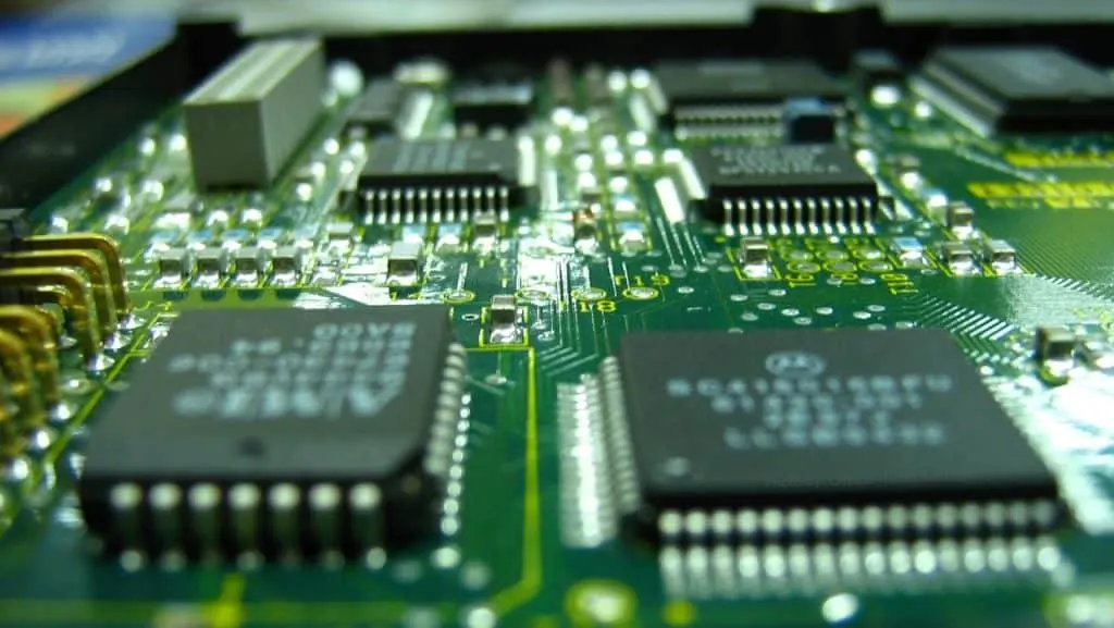 découvrez l'univers des semi-conducteurs, ces composants essentiels qui alimentent l'innovation technologique moderne. explorez leur rôle dans les appareils électroniques, des smartphones aux voitures intelligentes, et comprenez l'impact de cette industrie sur notre quotidien.