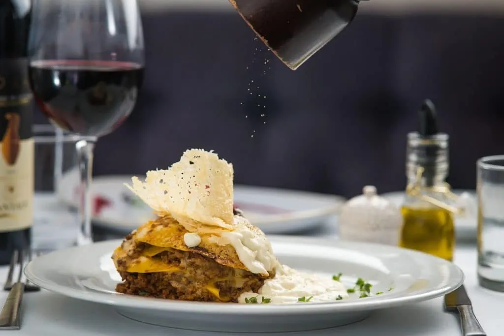 découvrez une sélection de restaurants hantés où des phénomènes paranormaux se mêlent à une expérience culinaire unique. explorez des établissements chargés d'histoires mystérieuses et de récits de fantômes, parfaits pour les amateurs de sensations fortes et de gastronomie.