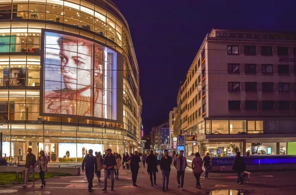 découvrez le monde de la publicité, ses stratégies et son impact sur les consommateurs. apprenez comment les marques utilisent la créativité et la technologie pour capter l'attention et stimuler les ventes.