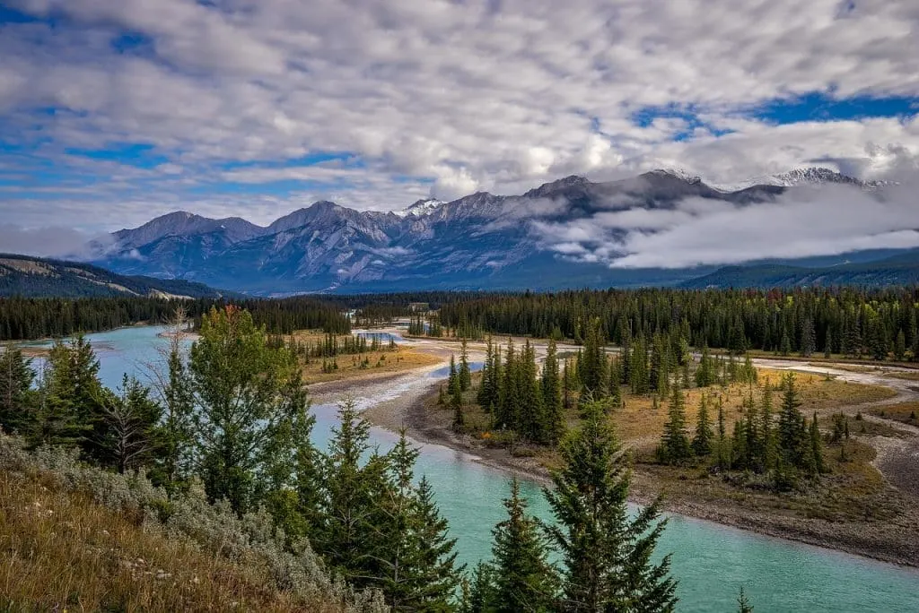 découvrez le canada, un pays riche en paysages majestueux, en culture diversifiée et en expériences inoubliables. explorez ses vastes forêts, ses montagnes imposantes et ses villes vibrantes. partez à la rencontre de son histoire fascinante et savourez sa gastronomie unique.
