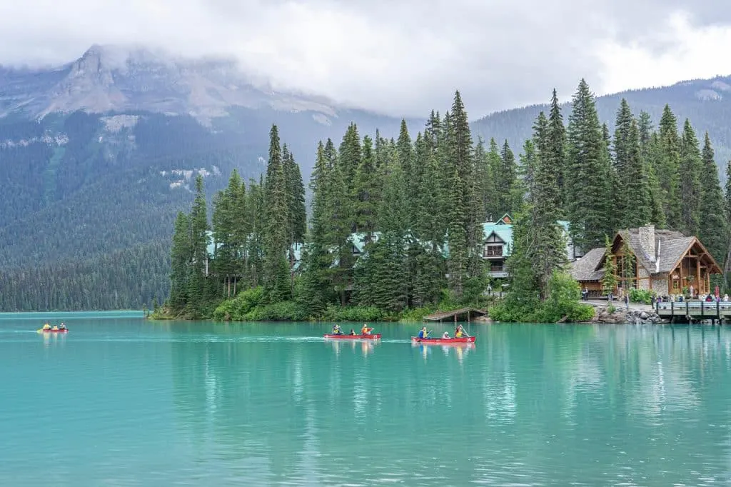 découvrez le canada, un pays riche en paysages époustouflants, en cultures diversifiées et en aventures inoubliables. explorez des villes dynamiques, des parcs nationaux majestueux et la chaleureuse hospitalité de ses habitants.
