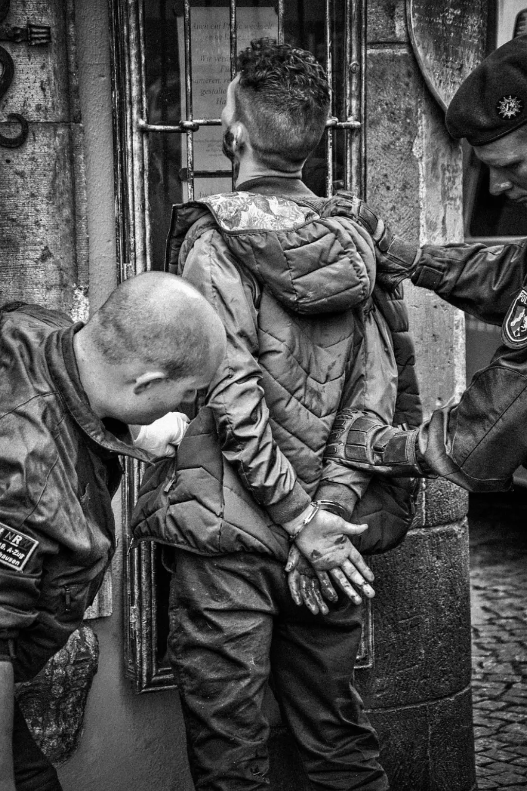 découvrez le processus d'arrestation, ses implications légales et comment il impacte les droits des citoyens. informez-vous sur les différentes étapes d'une arrestation et ce qu'il faut faire si vous êtes concerné.