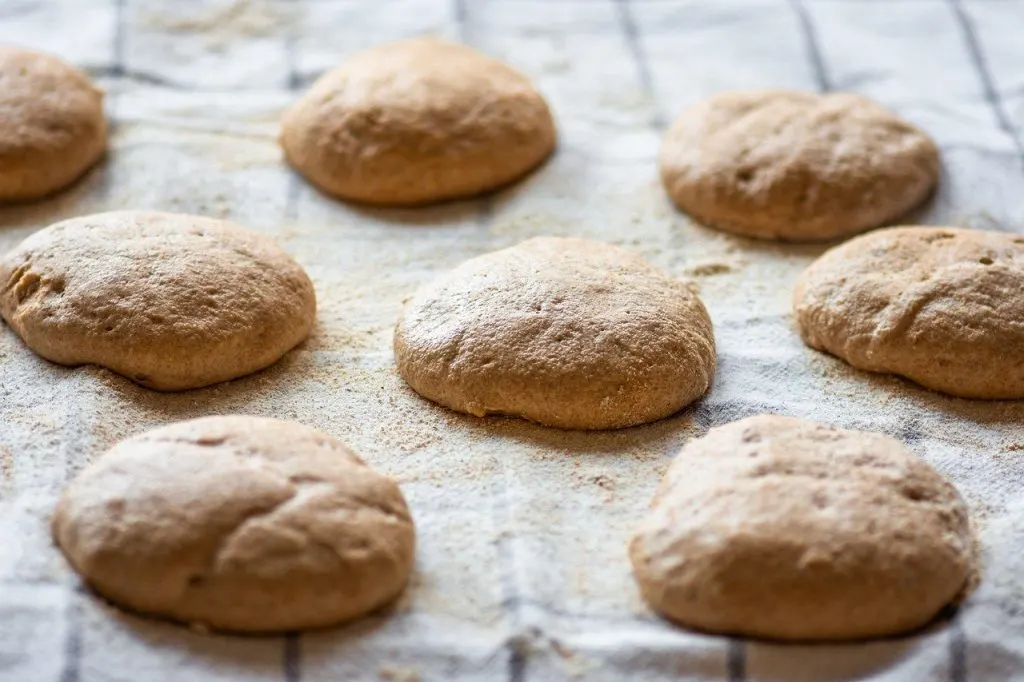 découvrez notre boulangerie artisanale, où chaque pain et chaque pâtisserie sont préparés avec passion et savoir-faire. savourez des créations fraîches, faites maison, pour tous vos moments gourmands.