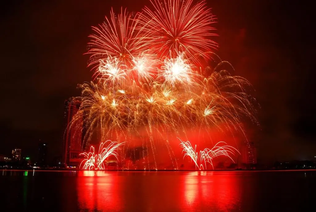 découvrez l'univers éblouissant des feux d'artifice : des spectacles enchanteurs, des couleurs éclatantes et des moments inoubliables qui illuminent le ciel. plongez dans la magie des pyrotechnies et les festivals où joie et émerveillement se rencontrent.