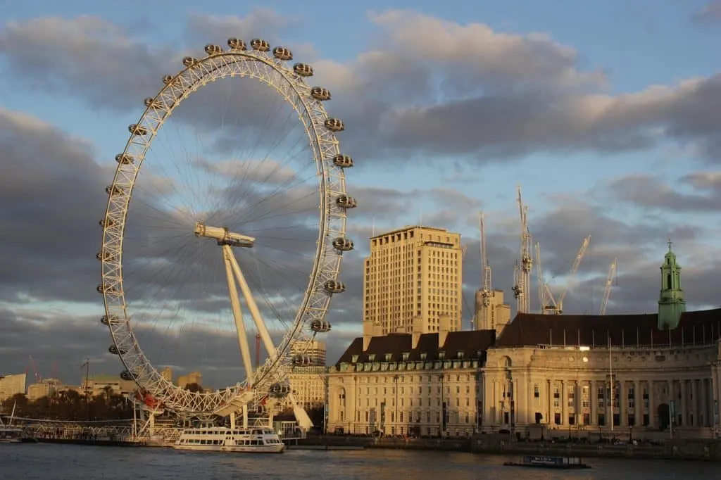 découvrez londres, la capitale emblématique du royaume-uni, mêlant modernité et histoire. explorez ses monuments célèbres, ses musées fascinants, sa culture dynamique et sa gastronomie diverse. une ville incontournable pour les voyageurs en quête d'aventure.