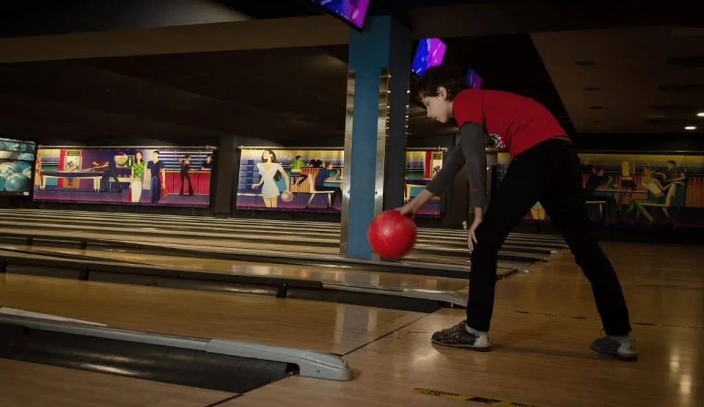 découvrez tout ce qu'il faut savoir sur le bowling : règles du jeu, conseils pour améliorer votre score, histoire et astuces pour passer un moment convivial entre amis ou en famille.