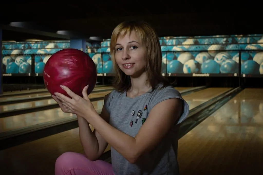 découvrez tout ce qu'il faut savoir sur le bowling : règles du jeu, astuces pour progresser, équipements essentiels et lieux incontournables pour pratiquer ce sport ludique entre amis ou en famille.