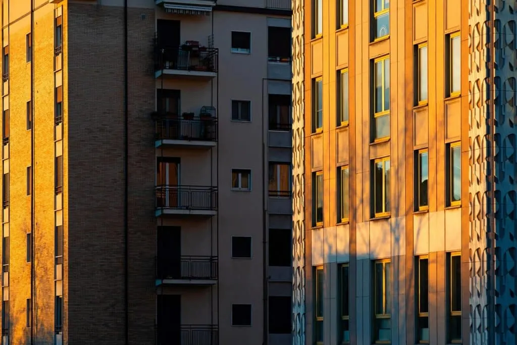 découvrez les étapes clés et les meilleures pratiques de la construction, des fondations à la finition, pour réussir vos projets immobiliers en toute sécurité et efficacité.