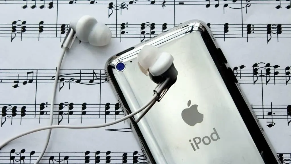 découvrez l'ipod, le lecteur multimédia emblématique d'apple, conçu pour écouter votre musique partout, profiter de podcasts et stocker vos playlists préférées en toute simplicité.