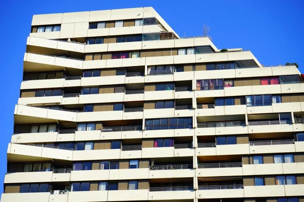 découvrez les débats autour du contrôle des loyers, ses impacts économiques et sociaux, et les opinions des différentes parties concernées.