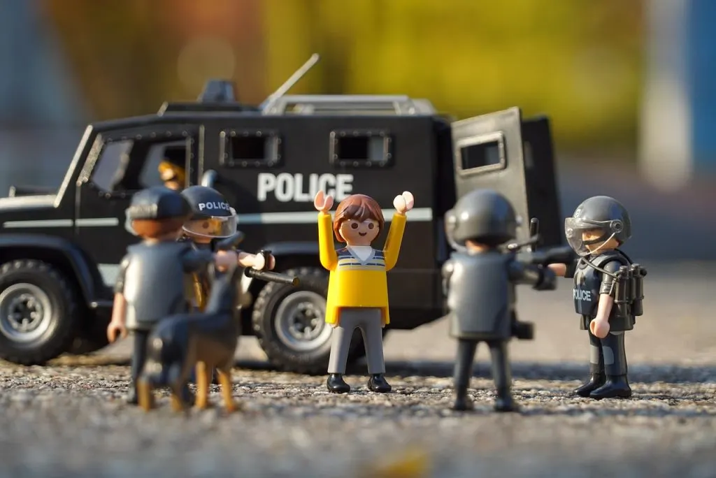 découvrez tout sur l'arrestation : définitions, procédures légales et implications en droit pénal.