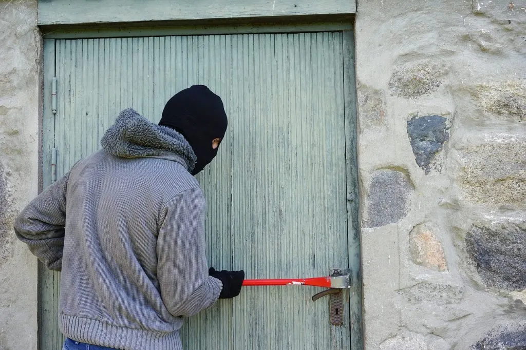 découvrez tout ce qu'il faut savoir sur le cambriolage : définition, conseils de prévention, et démarches en cas d'intrusion.